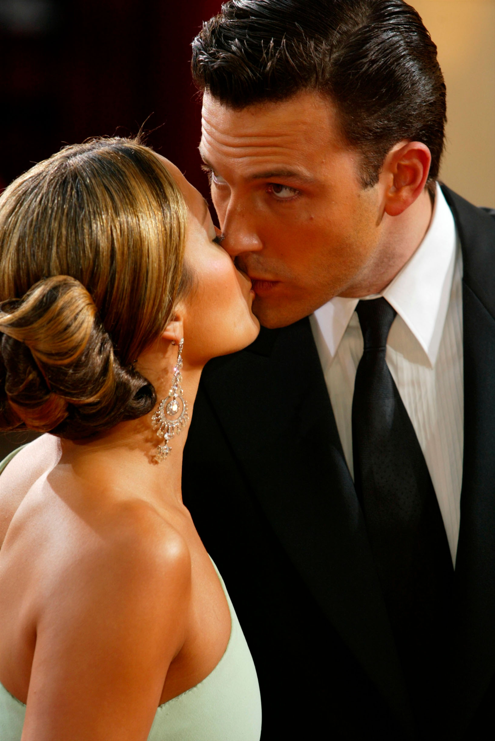 HOLLYWOOD - MARCH 23:  Actor Ben Affleck kisses fiancee, actress Jennifer Lopez, wearing Harry Winston jewelry, at the 75th Annual Academy Awards at the Kodak Theater on March 23, 2003 in Hollywood, California.  (Photo by Kevin Winter/Getty Images)